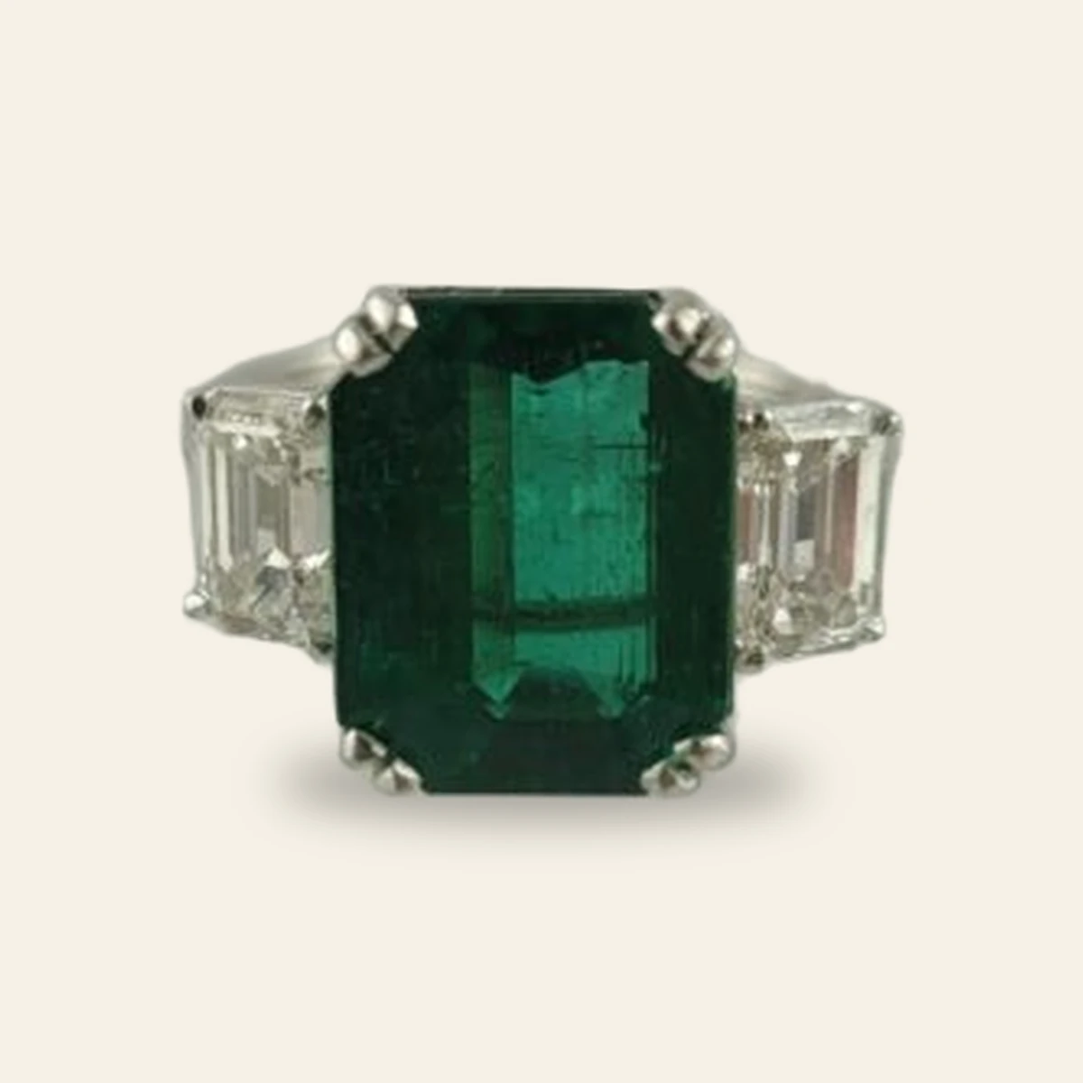Bague en or gris 750 sertie d'une émeraude de 5,5 cts