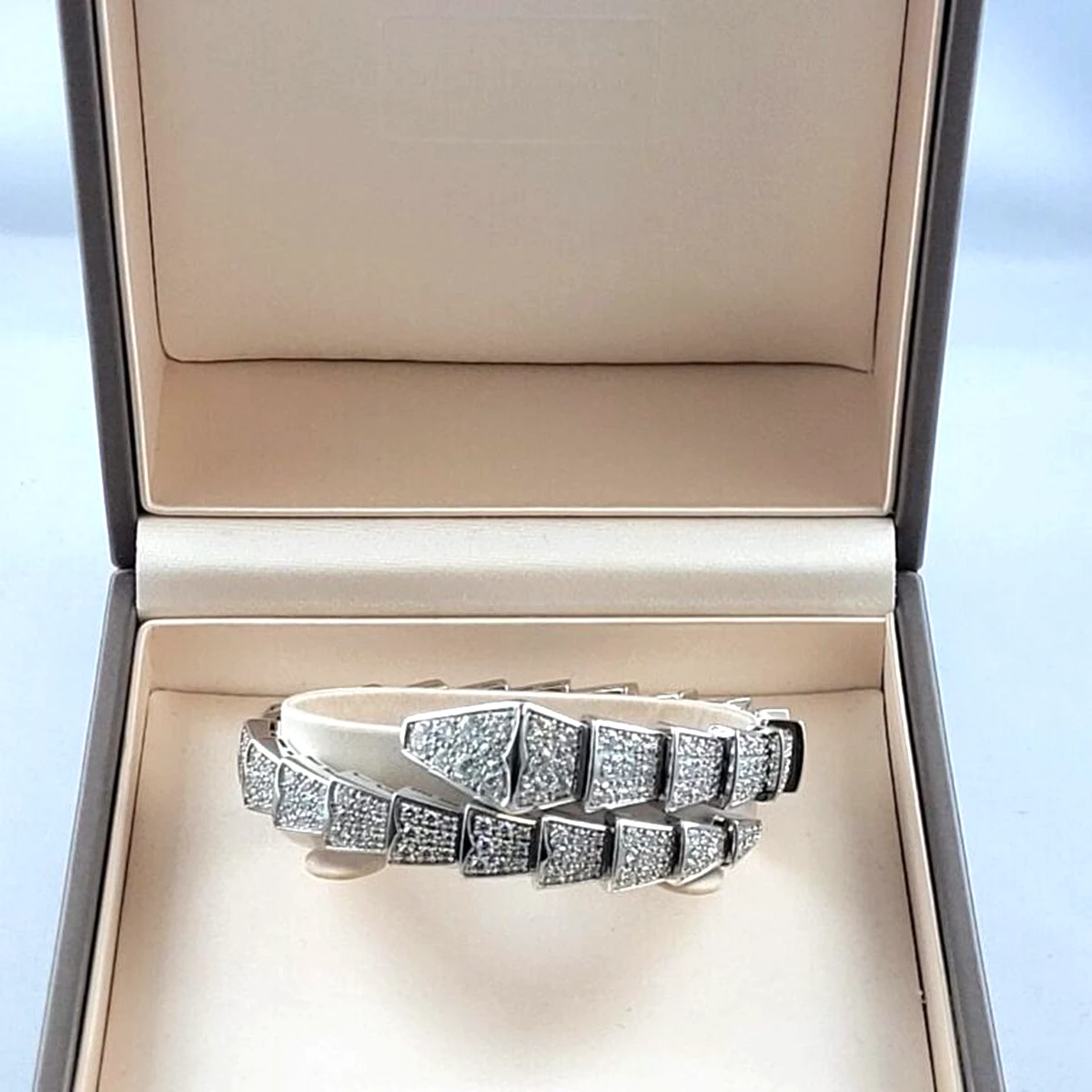 Bracelet Bulgari Serpenti en Or Blanc et Diamants - Élégance Intemporelle