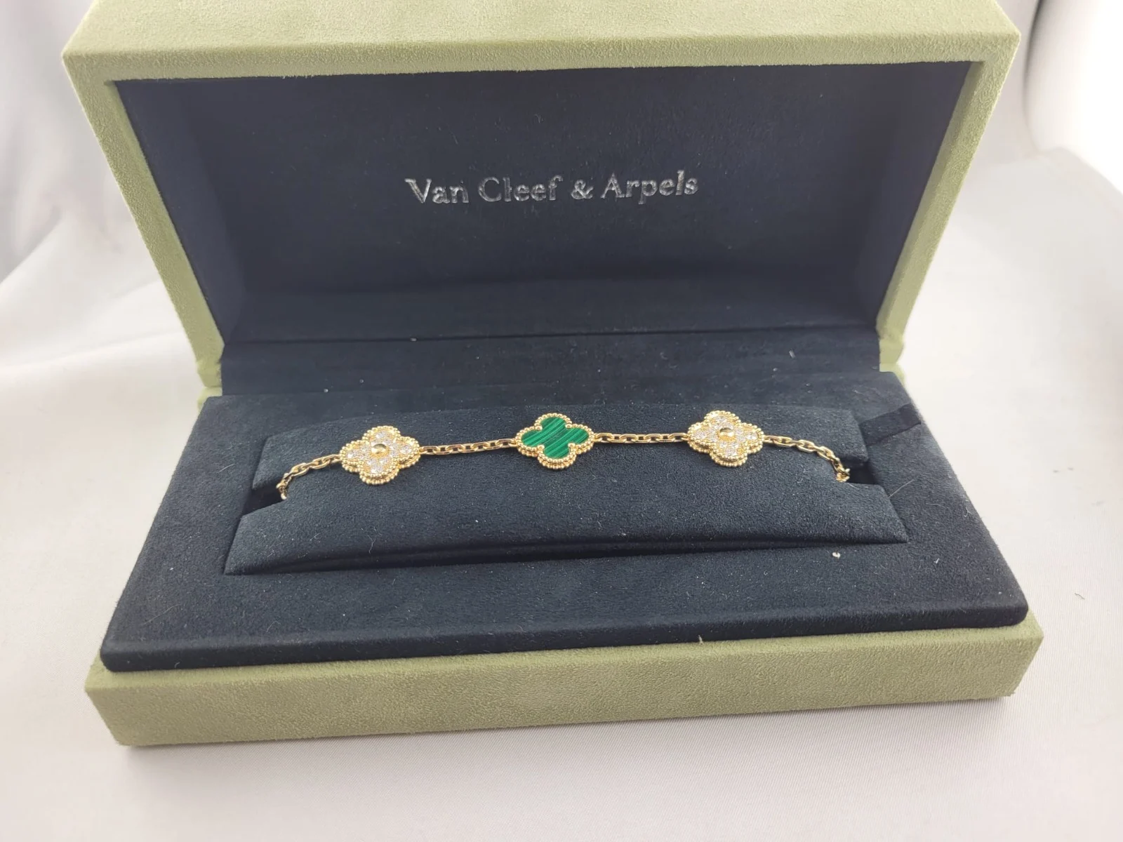 Bracelet vintage Alhambra Van Cleef & Arpels, 5 motifs or jaune, diamants et malachite — vue complète