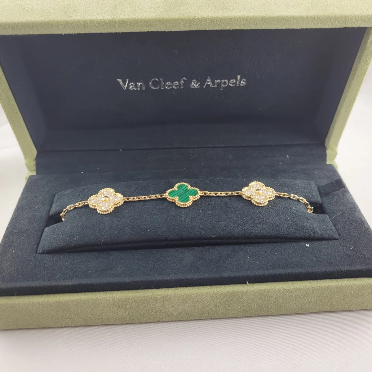 Bracelet vintage Alhambra Van Cleef & Arpels, 5 motifs or jaune, diamants et malachite
