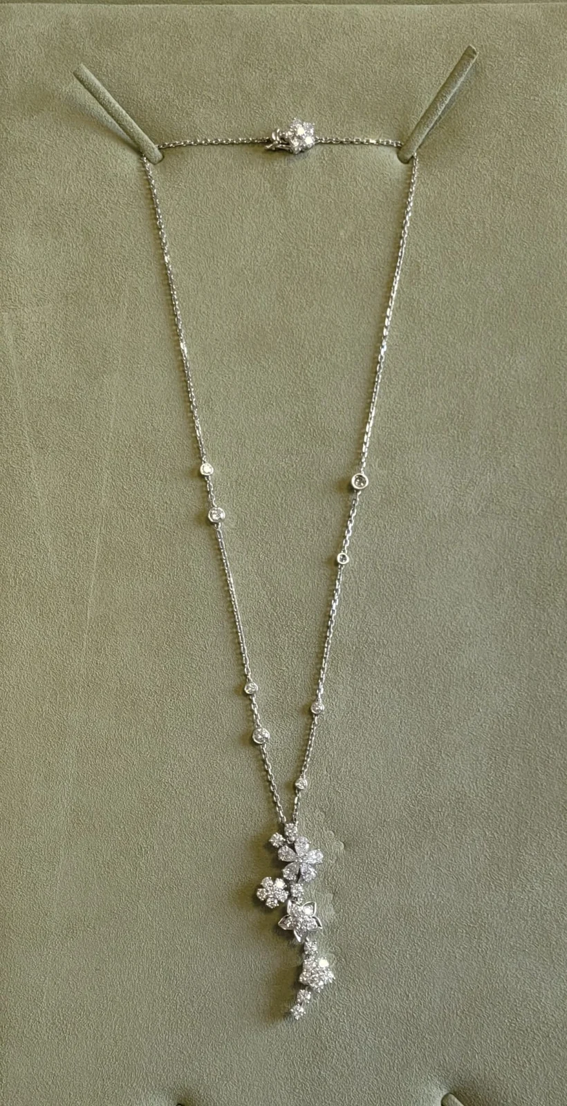 Collier Folie des Prés Van Cleef & Arpels, or blanc et diamants — vue complète