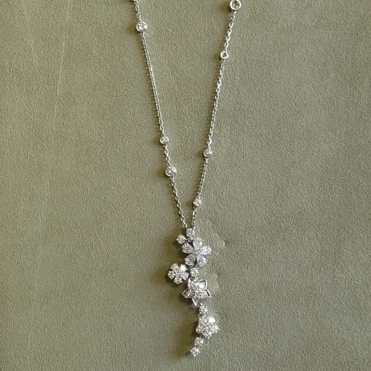 Collier Folie des Prés Van Cleef & Arpels, or blanc et diamants