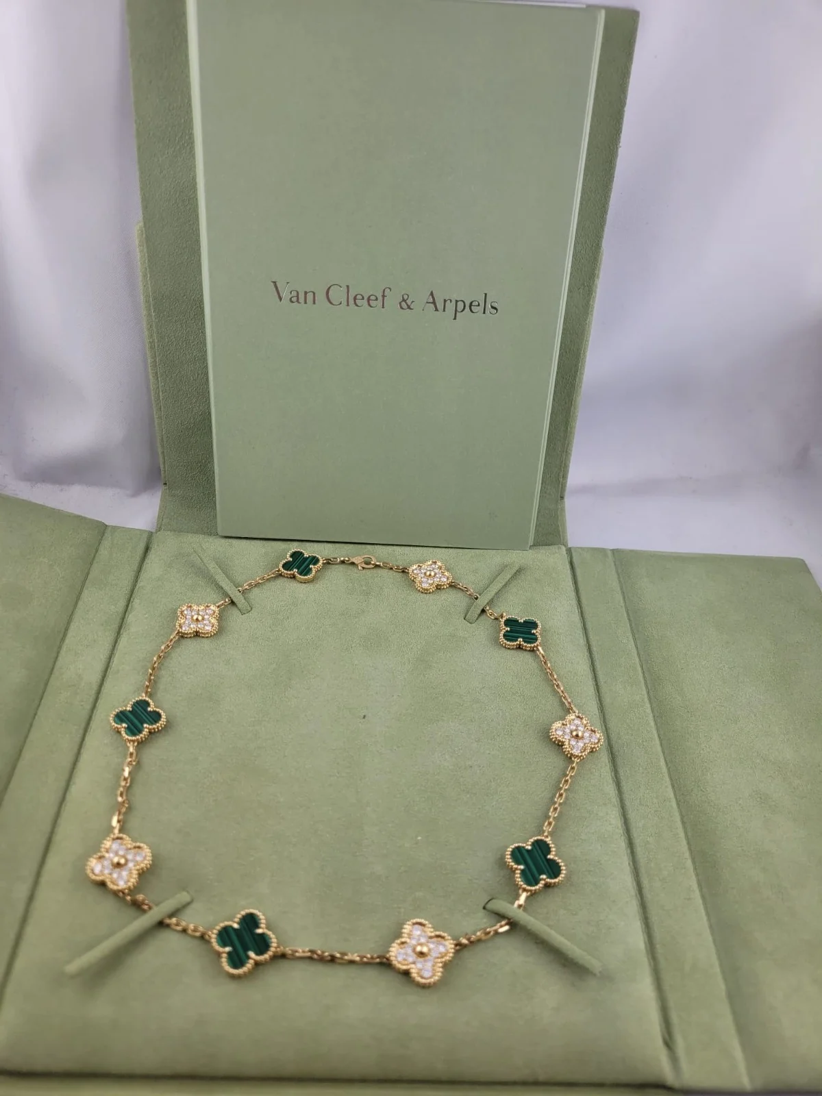 Collier vintage Alhambra Van Cleef & Arpels, 10 motifs or jaune, diamants et malachite — vue complète