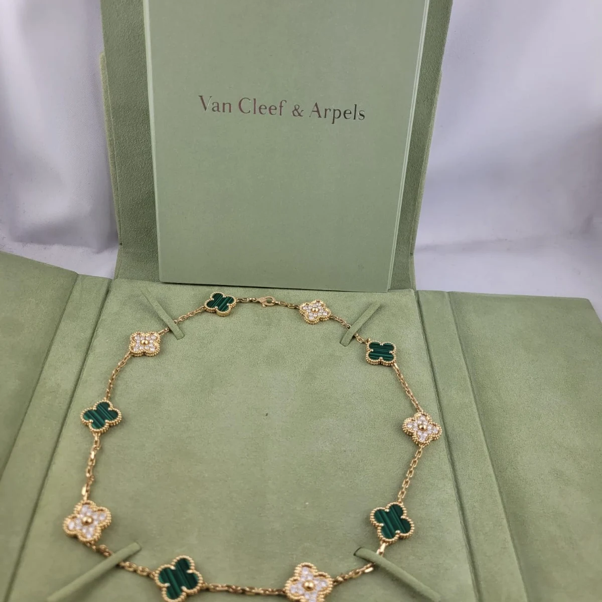 Collier vintage Alhambra Van Cleef & Arpels, 10 motifs or jaune, diamants et malachite