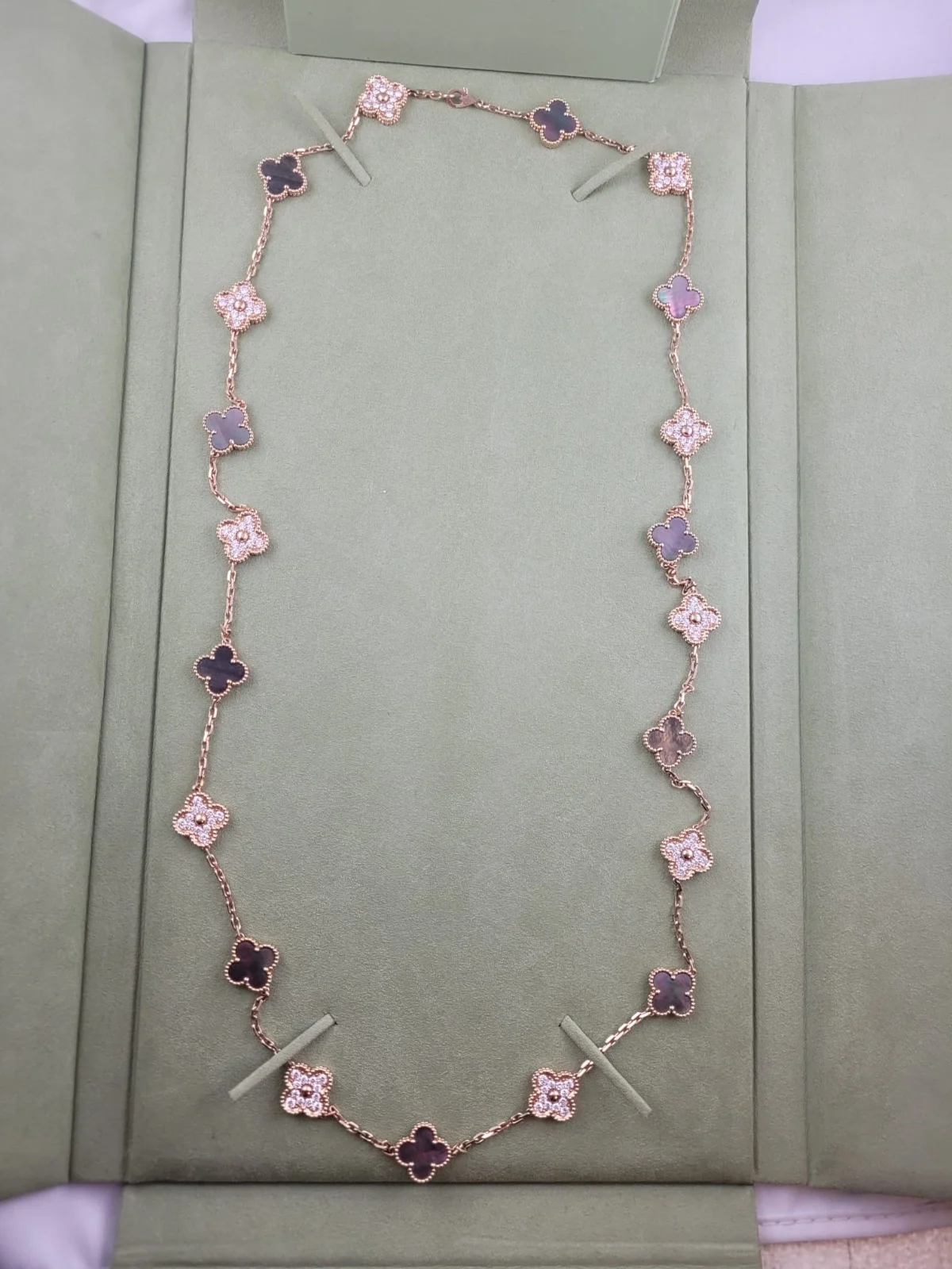 Sautoir vintage Alhambra Van Cleef & Arpels, 20 motifs or rose, diamants et nacre — vue complète