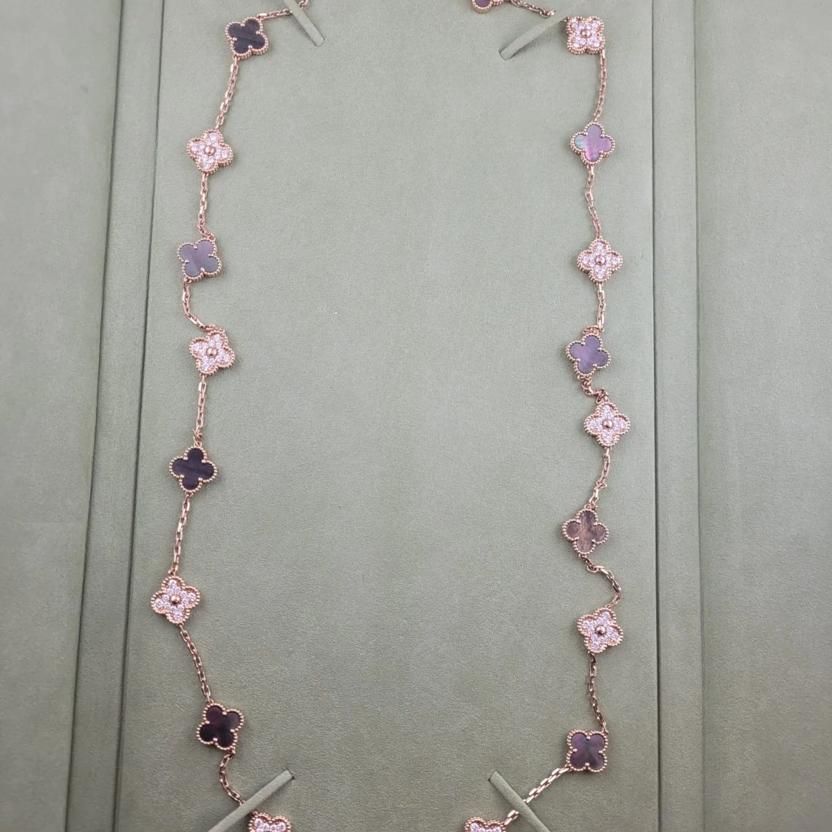 Sautoir vintage Alhambra Van Cleef & Arpels, 20 motifs or rose, diamants et nacre