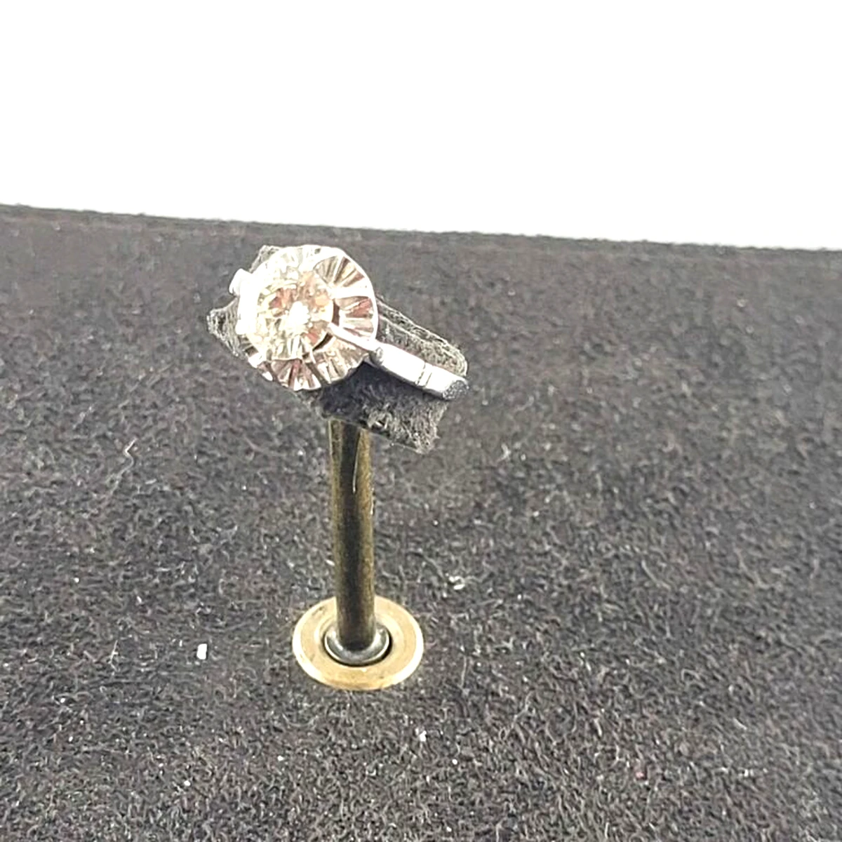 Solitaire en Or Gris avec Diamant de 0.70cts - Pureté et Éclat Raffiné