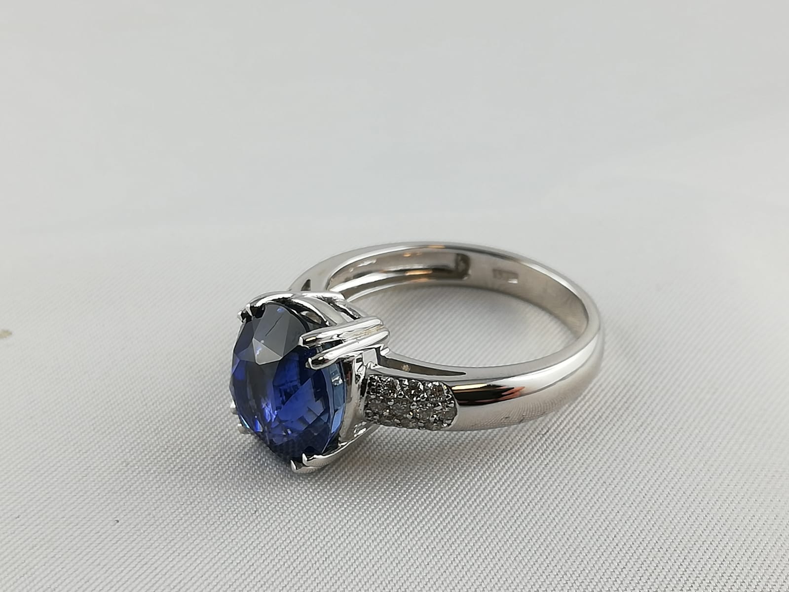 Bague saphir et diamants — type de pièce de couleur expertisée