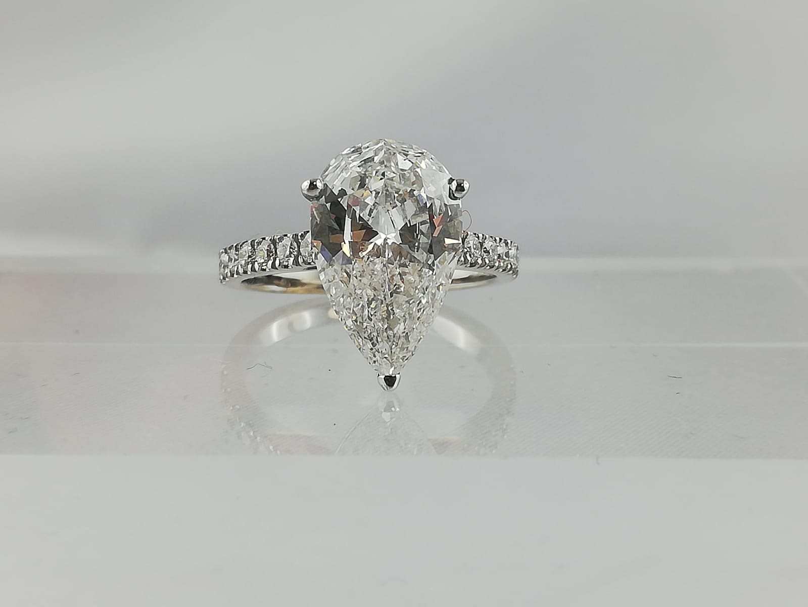 Diamant taille poire 3 carats certifié GIA, expertisé par Diamantaires-OG à Paris